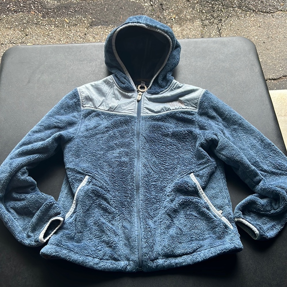 Woman’s The North Face zip up